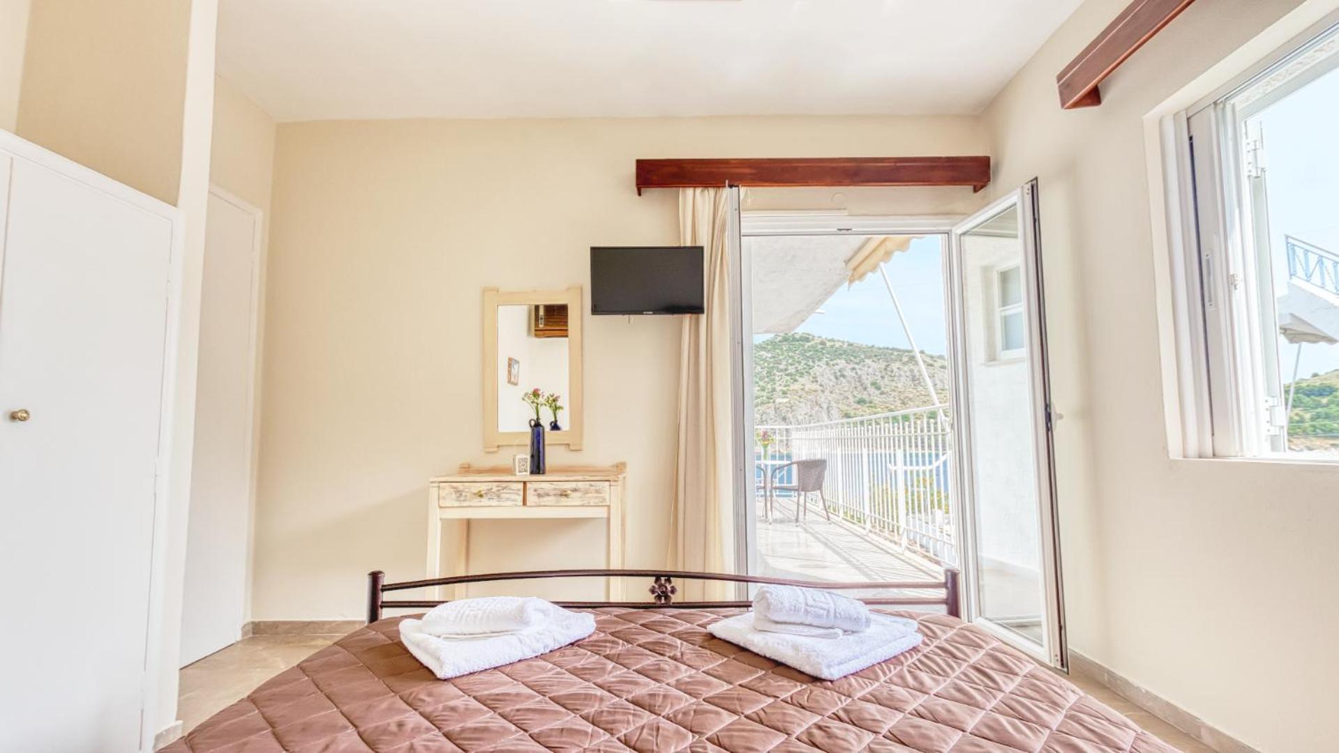 Akrotopi Apartments & Studios Толон Екстериор снимка