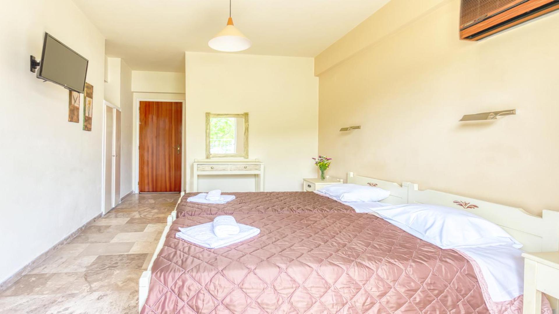 Akrotopi Apartments & Studios Толон Екстериор снимка